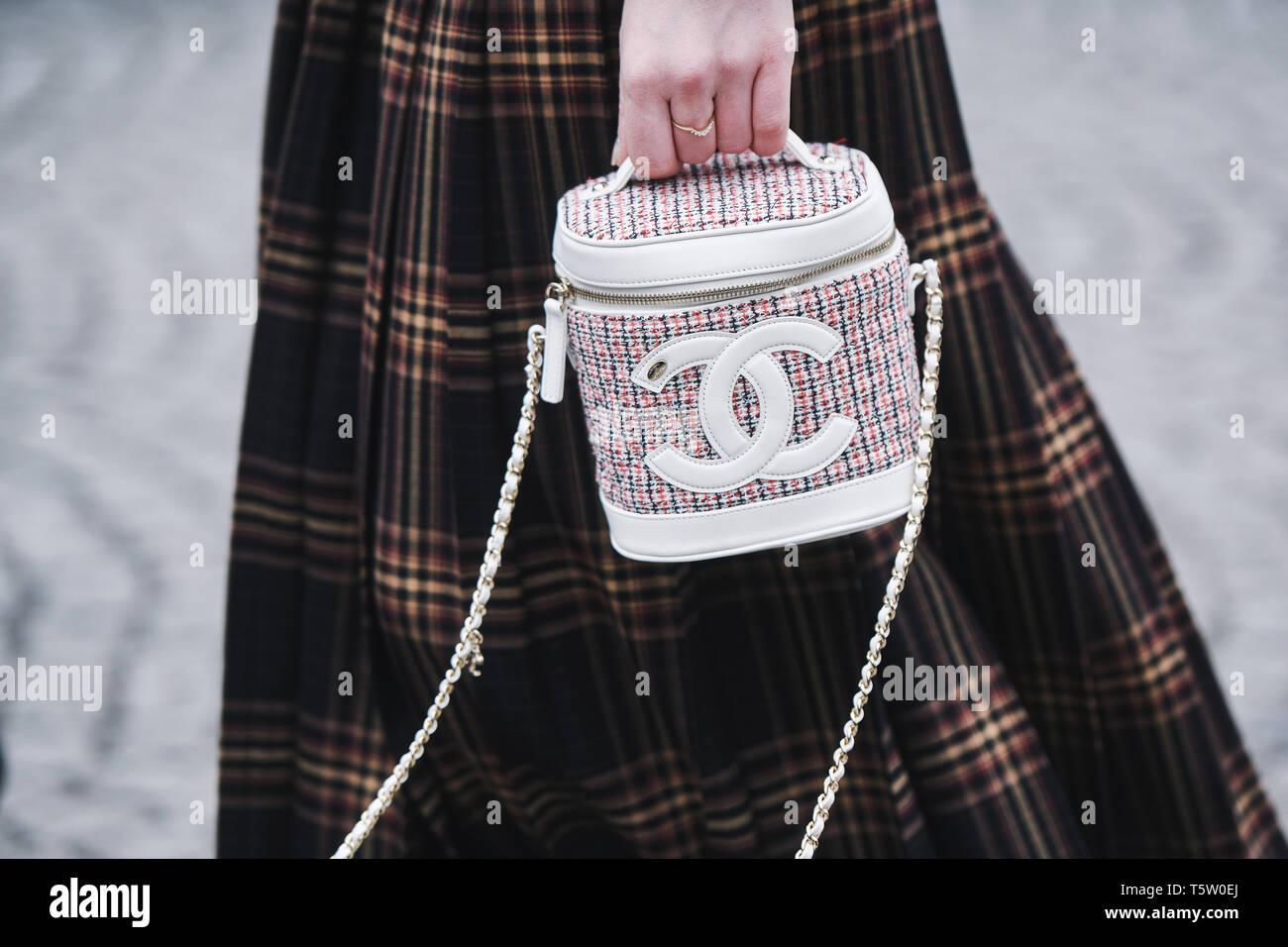 París, Francia - 05 de marzo de 2019: Street Style ropa - mujer vistiendo  Chanel monedero después de un desfile de moda durante la Semana de la moda  de París - PFWFW19 Fotografía de stock - Alamy