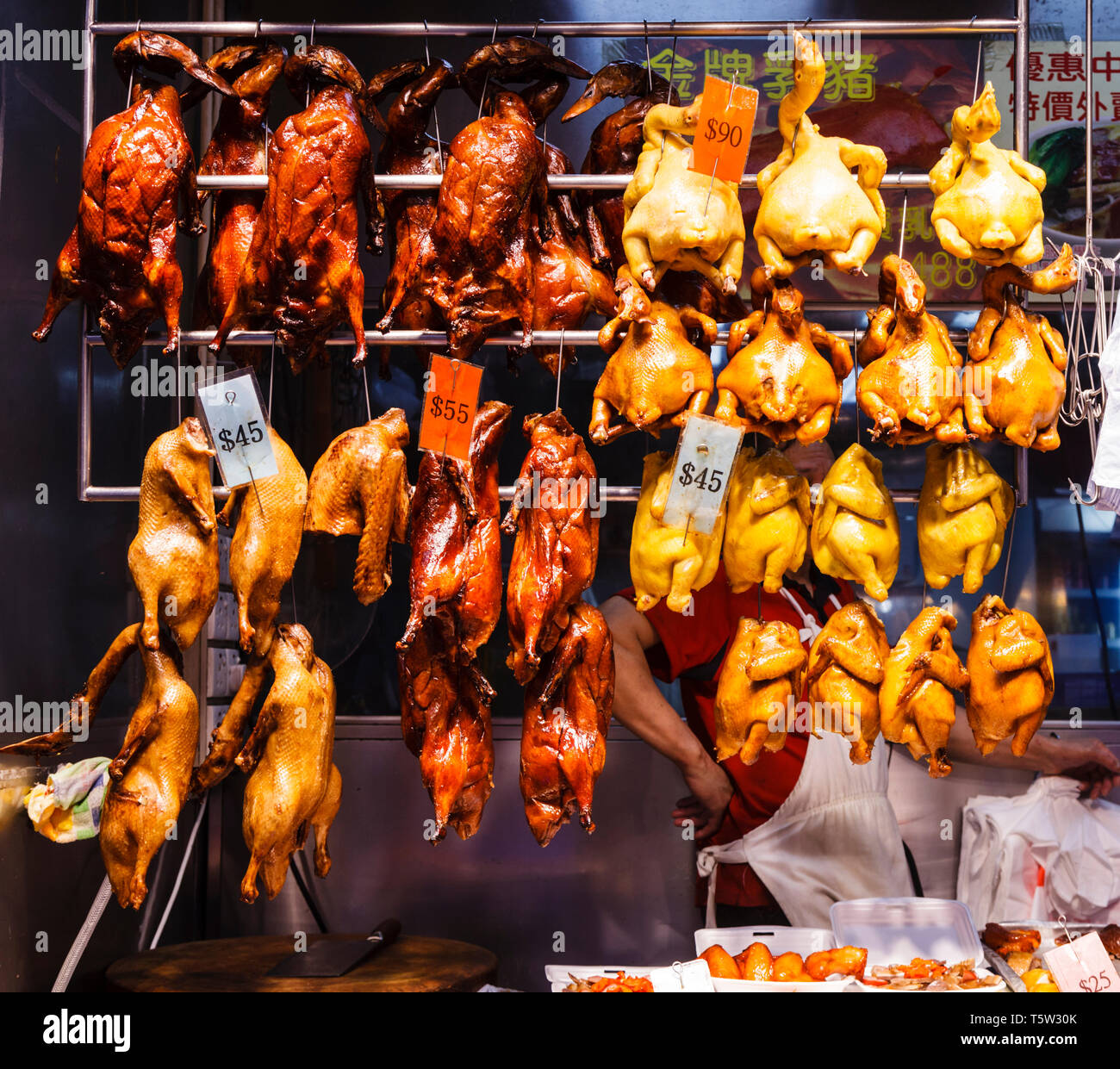 Pato cocido y pollo colgando en una tienda de carnicero en el distrito de Wan Chai en la isla de Hong Kong, Hong Kong Foto de stock