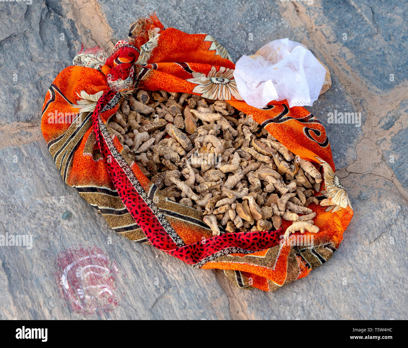 Bolsa de tela de raíz de cúrcuma en la terraza de una casa de pueblo en la zona de Binsar Uttarakhand el norte de la India. Foto de stock