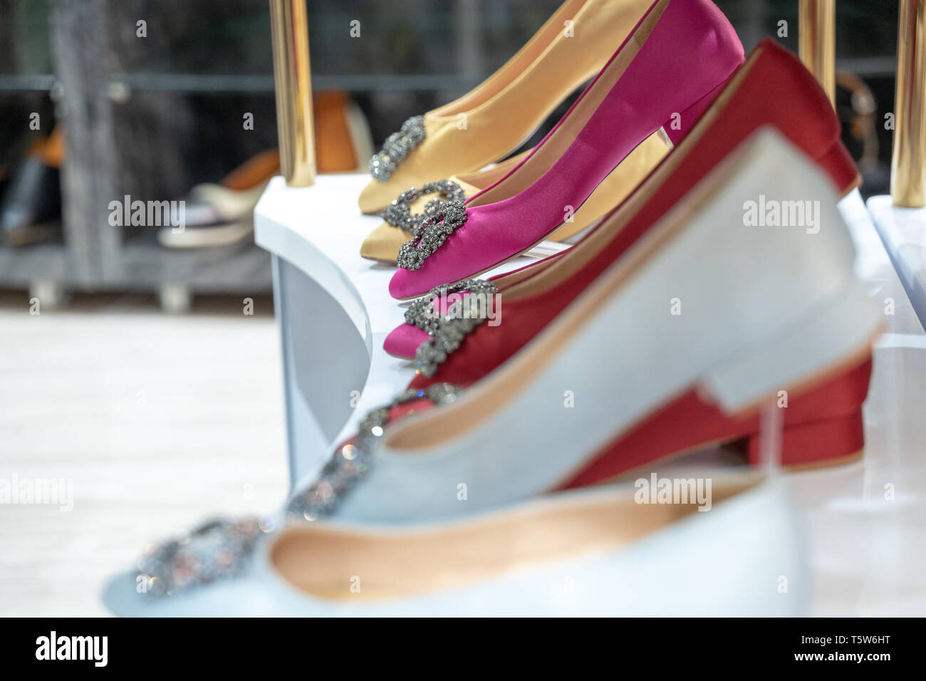 Calzado Mujer en el estante para la venta en la tienda de moda Fotografía  de stock - Alamy