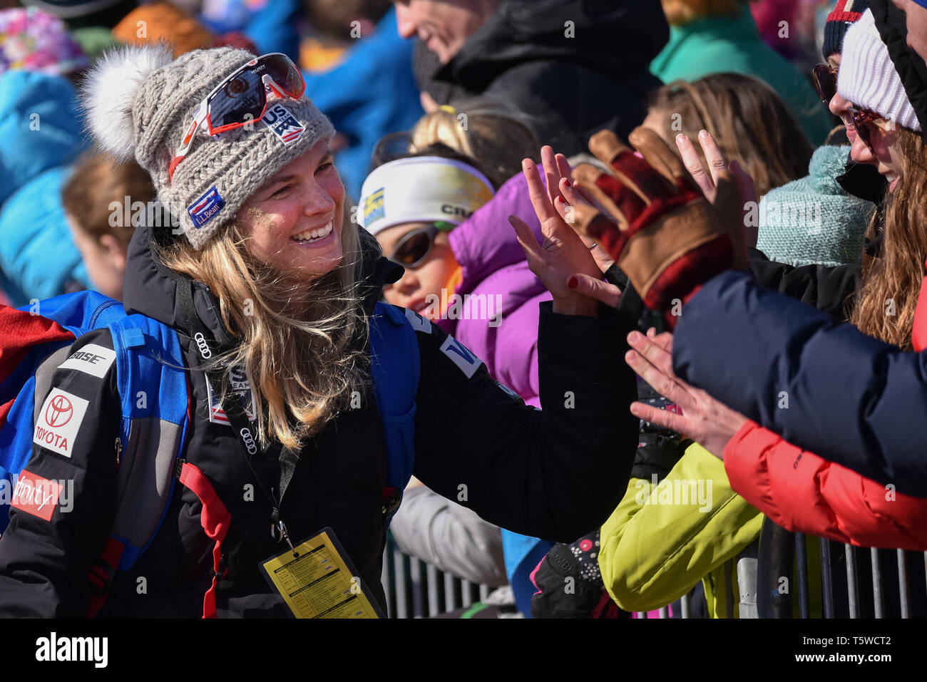 Nosotros miembro del equipo de esquí cross country Jessie Diggins (izquierda) altos fives fans en el FIS World Cup Carreras de esquí cross country en la Ciudad de Quebec, Canadá, 2019. Foto de stock
