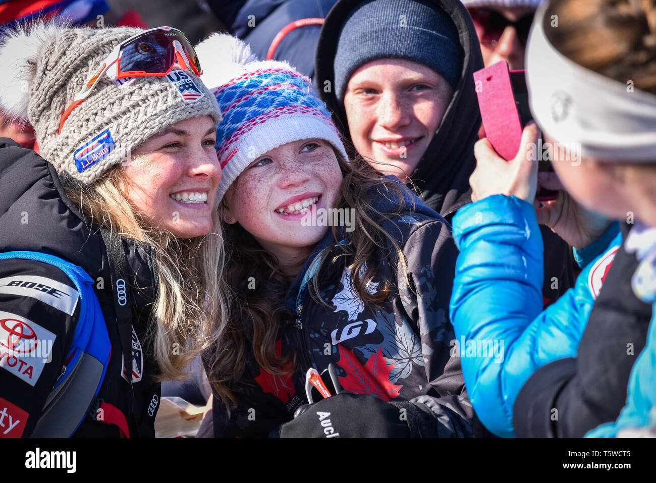 Nosotros miembro del equipo de esquí cross country Jessie Diggins (izquierda) posa con ventiladores en el FIS World Cup Carreras de esquí cross country en la Ciudad de Quebec, Canadá, 2019. Foto de stock