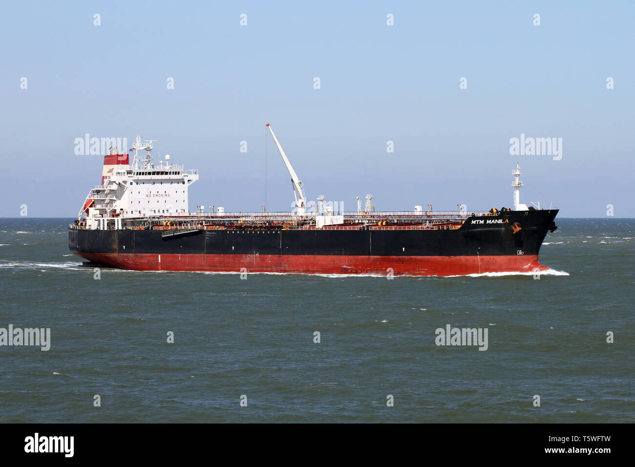 El petrolero MTM pasa de Manila el 10 de abril de 2019, el Maasvlakte en el puerto de Rotterdam. Foto de stock
