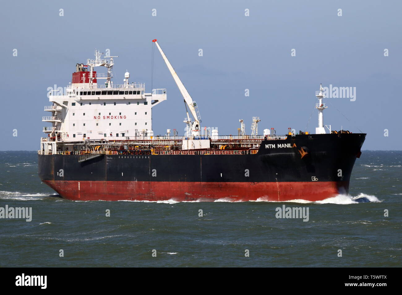 El petrolero MTM pasa de Manila el 10 de abril de 2019, el Maasvlakte en el puerto de Rotterdam. Foto de stock