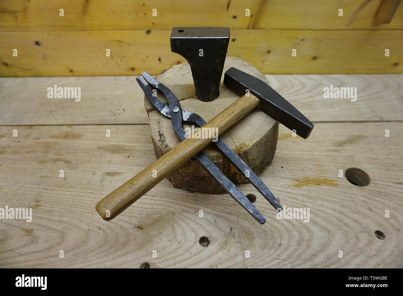 A medieval romano smithing conjunto compuesto de un martillo, yunque y  pinzas hechas por daegrad herramientas para vivir la historia, basado en  ejemplos período existente Fotografía de stock - Alamy