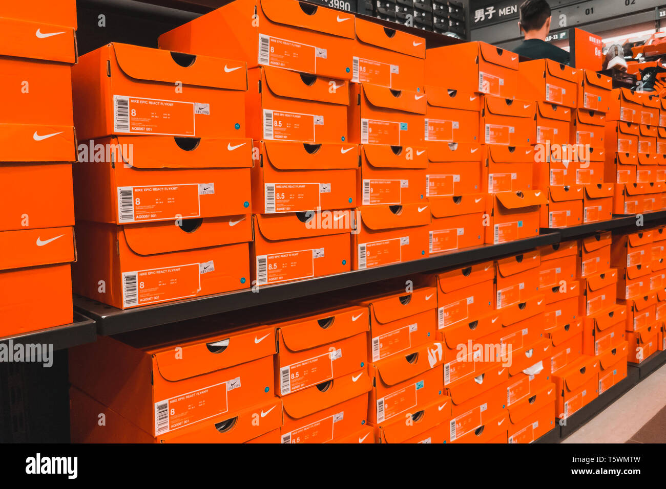 Enorme pila de naranja en las cajas de zapatos Nike Nike Factory Outlet en  Taipei Fotografía de stock - Alamy