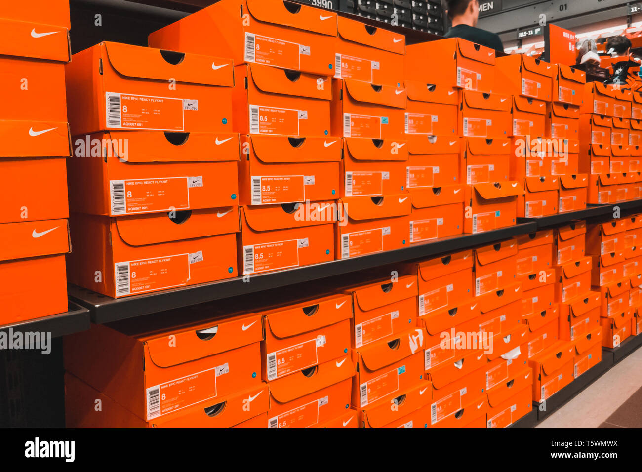 Enorme pila de naranja en cajas de zapatos Nike Nike Factory Outlet en Taipei Fotografía de - Alamy