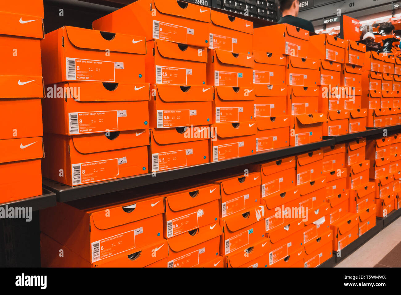 Cajas de nike fotografías e imágenes de alta resolución - Alamy