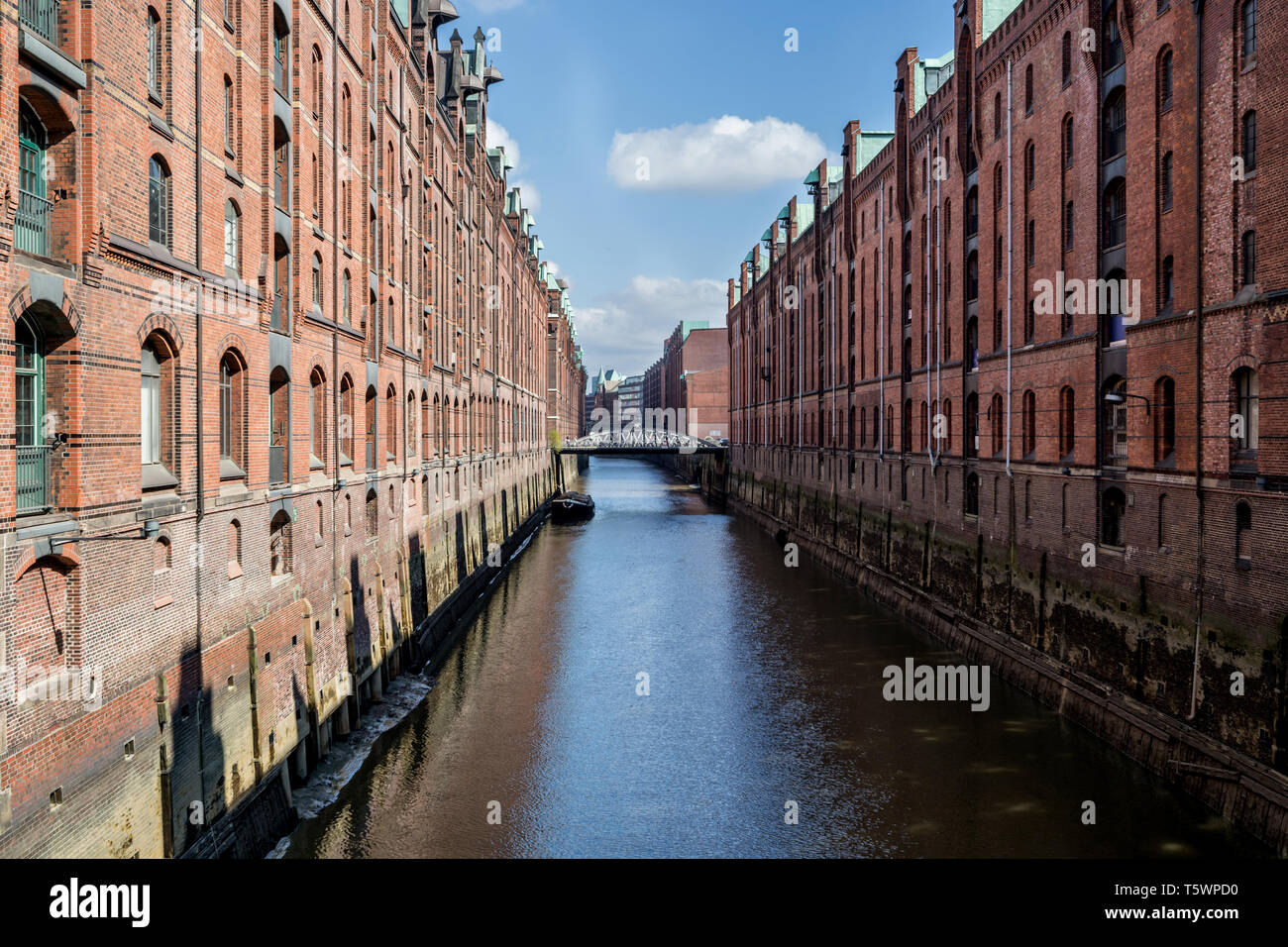Speicherstadt en Hamburgo, Alemania. Es el mayor distrito de almacenes en el mundo donde los edificios se asientan en el montón de madera de fundaciones. Foto de stock
