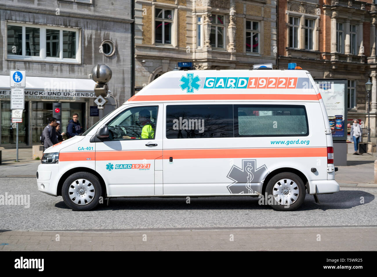 G.A.R.D. ambulancia. El Ambulanz und Rettungsdienst Gemeinnützige GmbH fue fundada en 1983 en Hamburgo y es parte del grupo Falck desde 2013. Foto de stock
