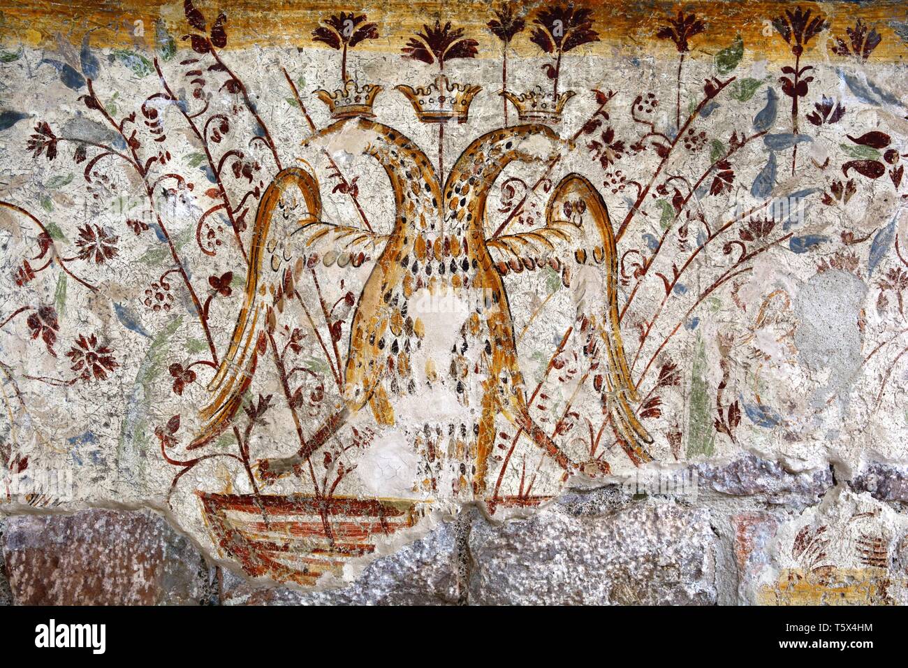 Fresco de un águila de dos cabezas en la pared exterior de la antigua iglesia de San Atanasio Voskopoja Albania Foto de stock