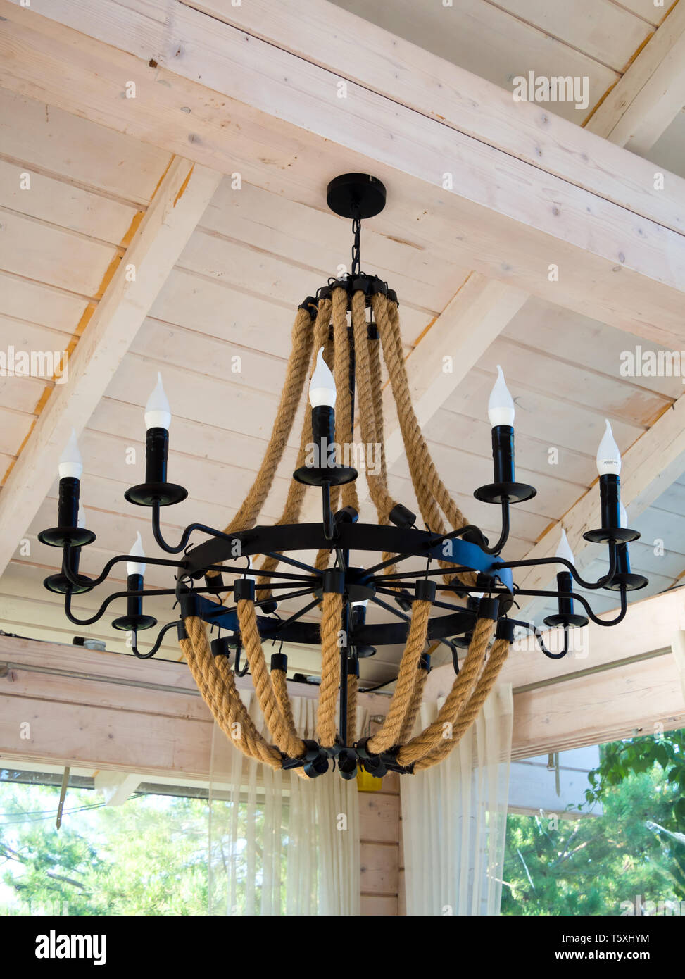 Lámpara de araña de hierro forjado con cuerdas en un estilo inusual  Fotografía de stock - Alamy