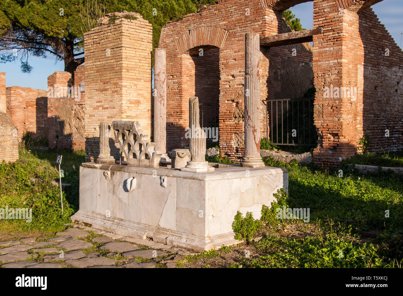 Romano antiguo altar situado en Ostia Antica Foto de stock