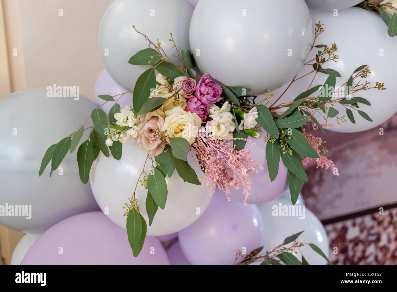 Flores y globos blancos. Una decoración festiva en un moderno holiday  Fotografía de stock - Alamy