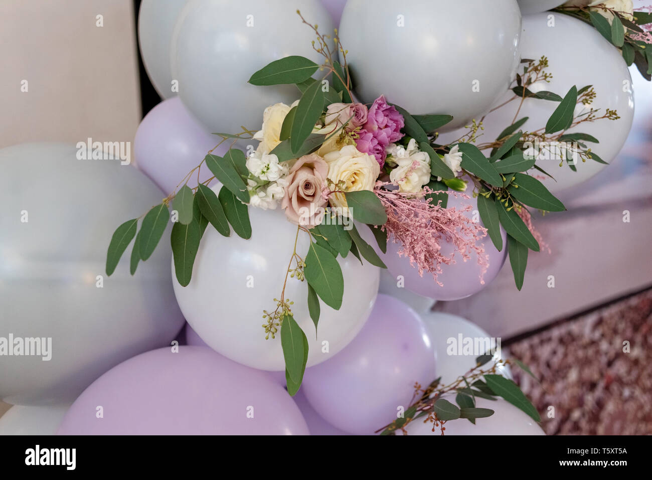 Bello ramo de globos. Decoración original de una boda moderna Fotografía de  stock - Alamy