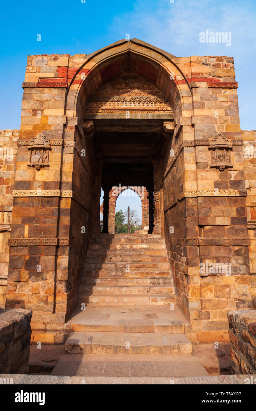 El pilar de hierro de Delhi o pilar de Ashoka y patio de Quwwatul