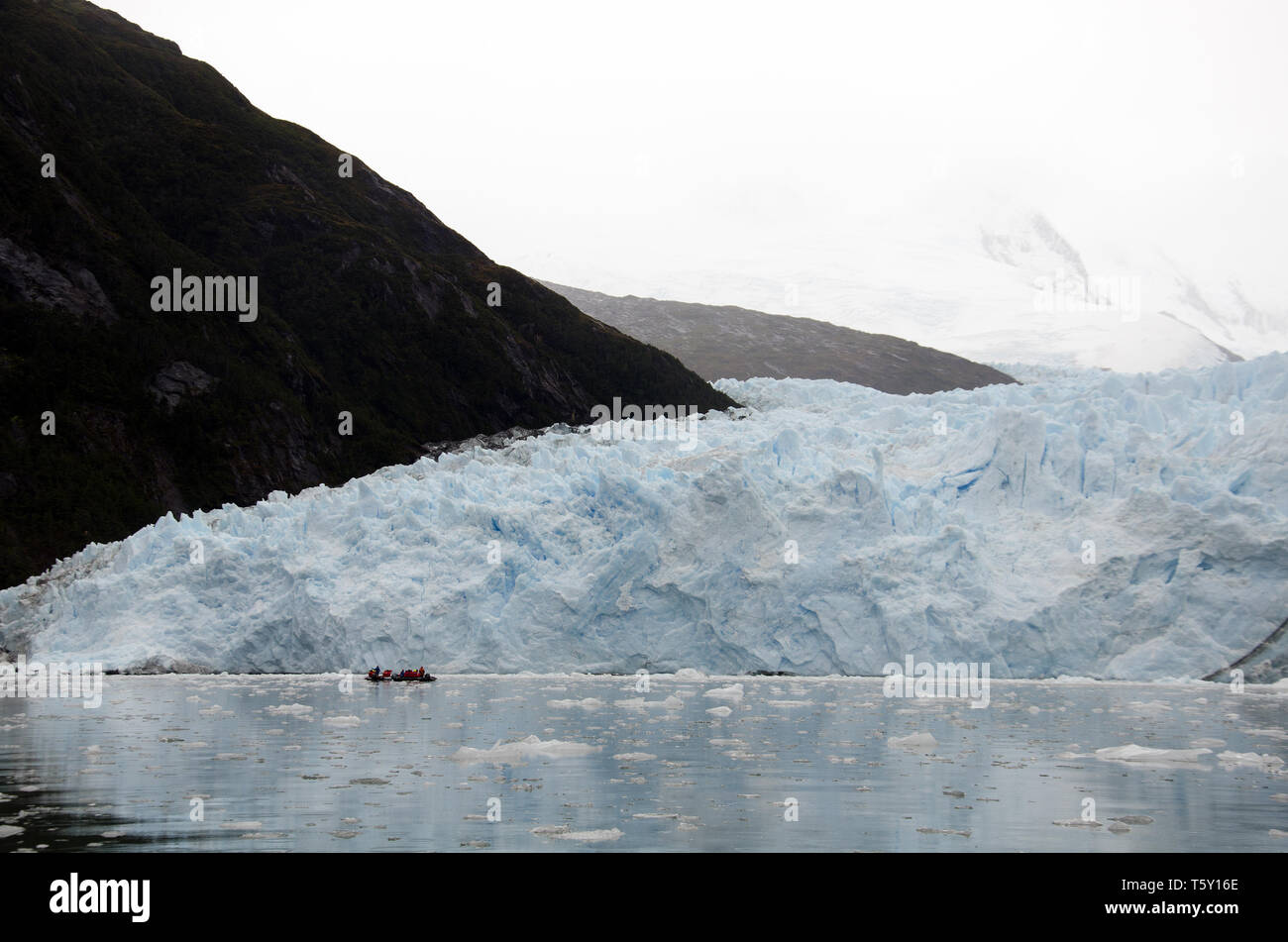 Glaciar Garibaldi, aunque retrocediendo, es uno de los mayores en los fiordos de Chile Foto de stock