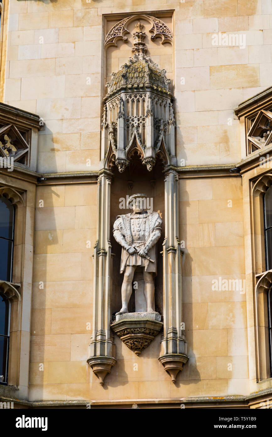 Estatua del rey Henry VIII sobre la fachada de Kings College, Universidad de la ciudad de Cambridge, Cambridgeshire, Inglaterra Foto de stock