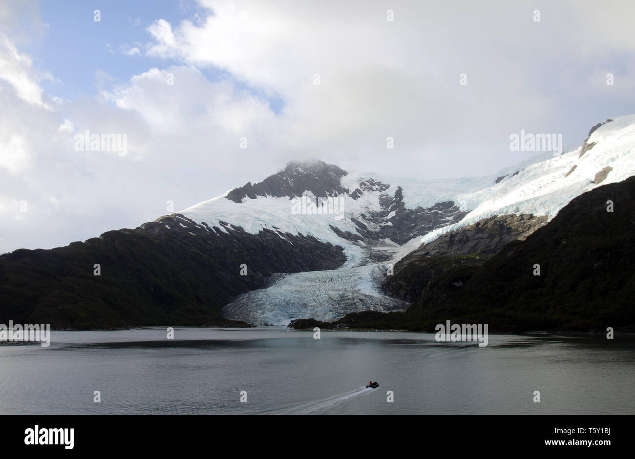 El glaciar Serrano, visto desde un fiordo de Chile Foto de stock