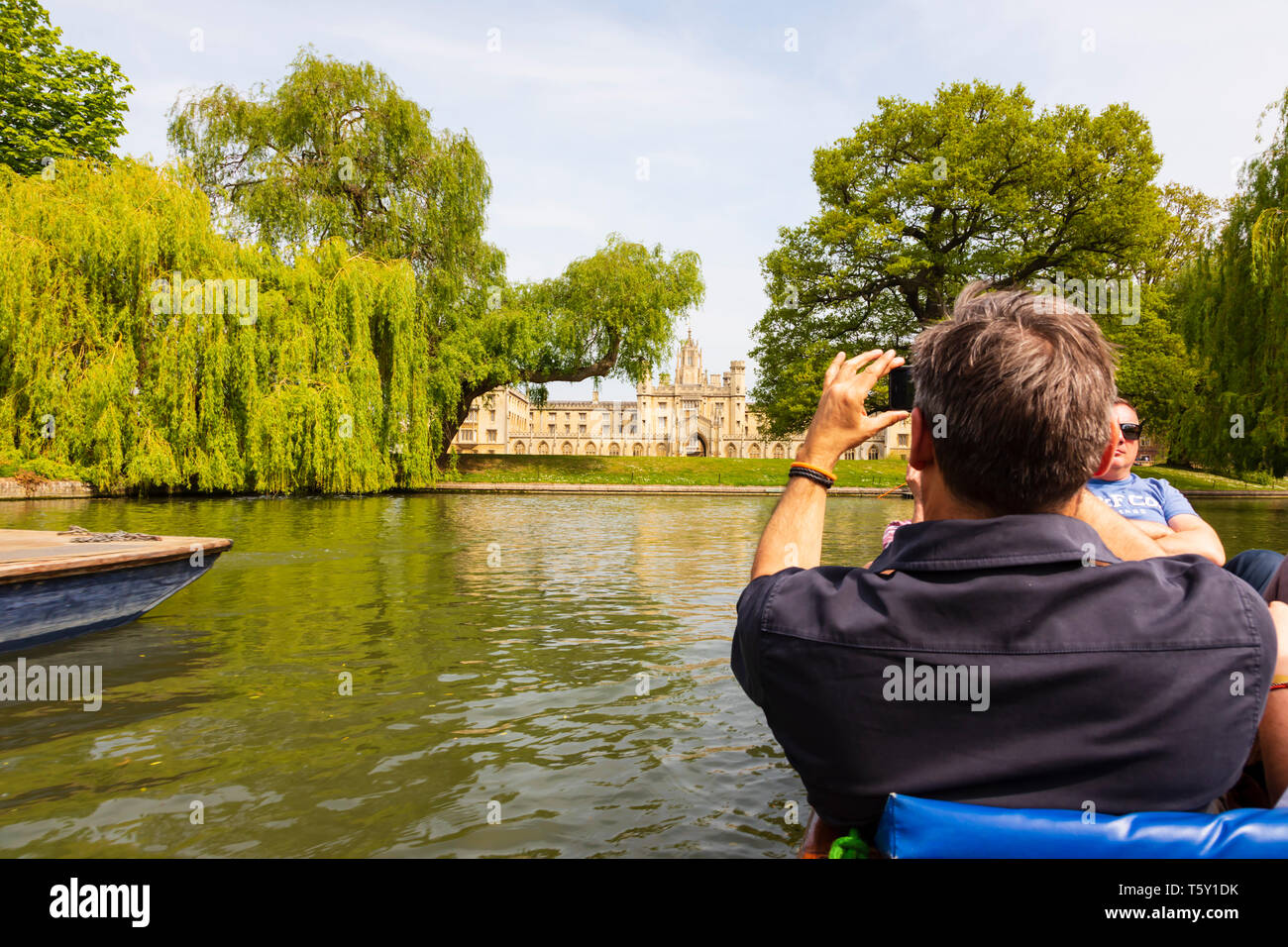 Un hombre en un punt tomando una foto de St Johns College. Río Cam ciudad universitaria de Cambridge, Cambridgeshire, Inglaterra Foto de stock