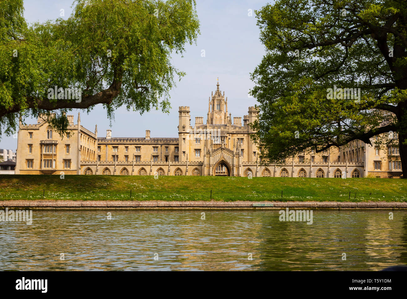 St Johns College visto desde el río Cam, ciudad universitaria de Cambridge, Cambridgeshire, Inglaterra Foto de stock