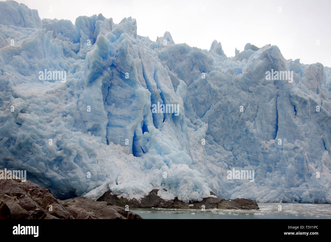 La propia imagen de un amenazante y incesantemente glaciar crepitante puede golpear el miedo o el asombro por su alto poder de paredes Foto de stock