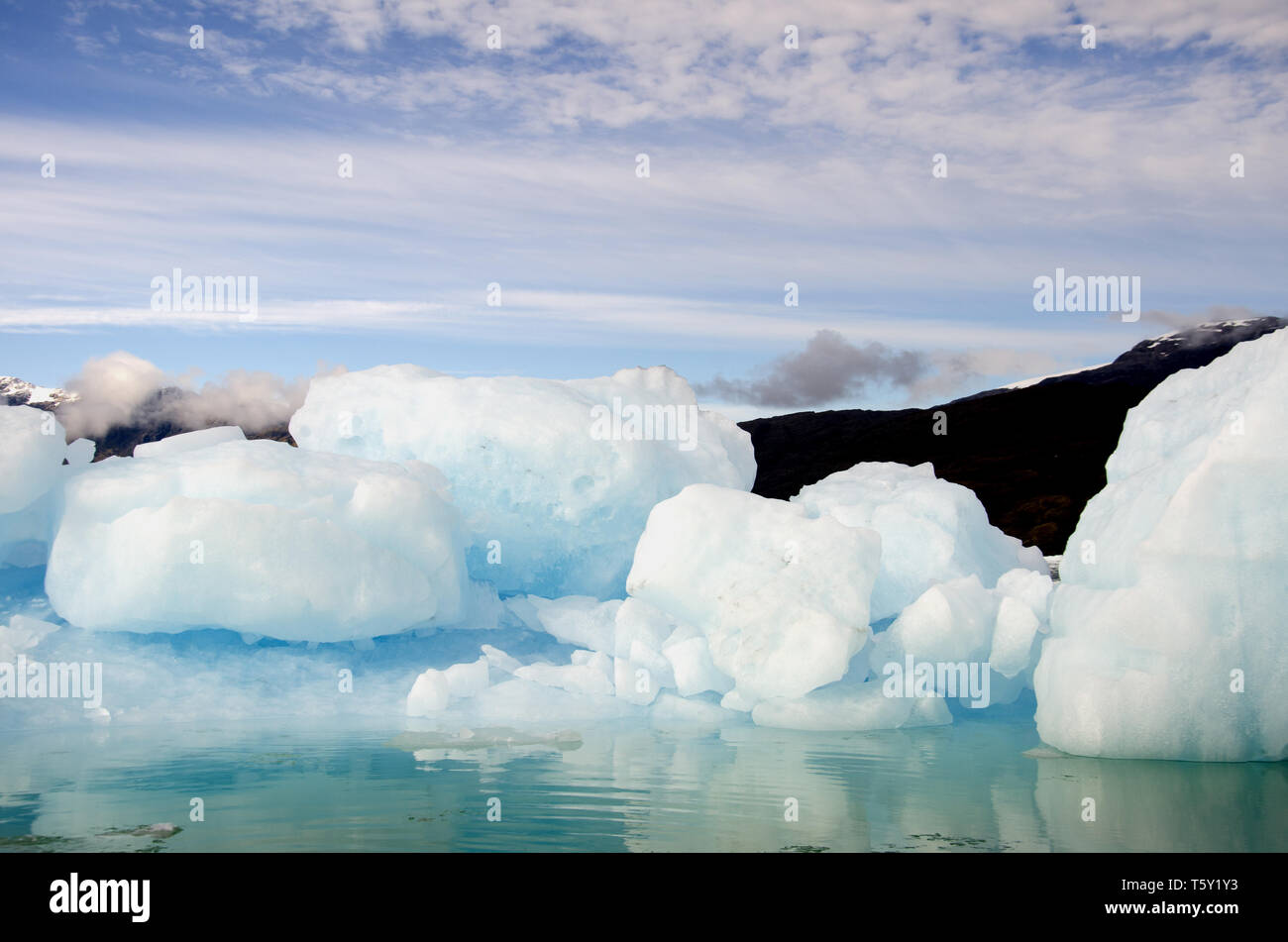 Los bloques de hielo, bergy bits y chillón, hielo en Chile del fiordo Falcón. Un glaciar se encuentra más allá de ellas. Foto de stock