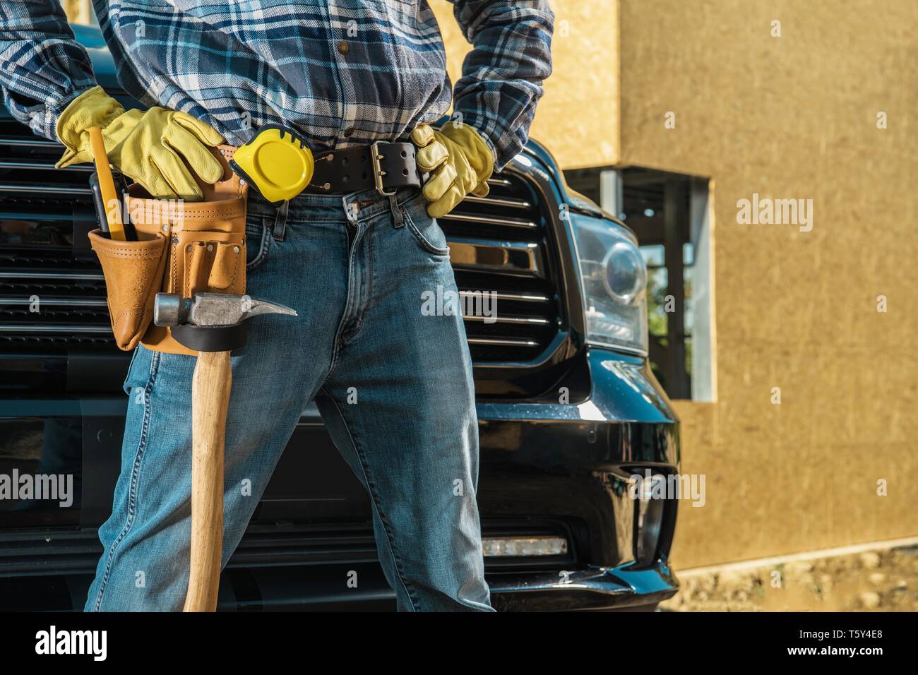 Trabajador de la construcción de herramientas de desgaste Correa está  preparado para el trabajo. Profesión Industrial Fotografía de stock - Alamy