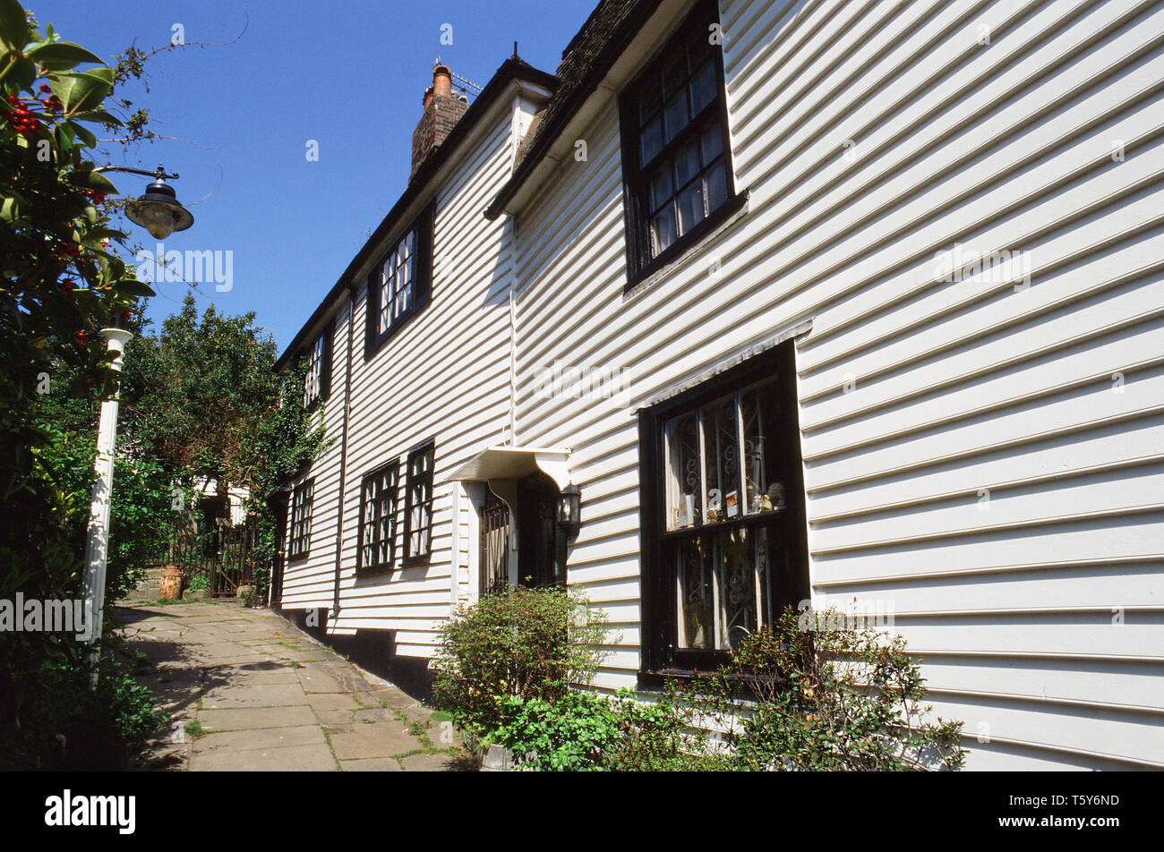 Viejas casas weatherboarded junto Iglesia pasaje, en Hastings Old Town, East Sussex, Reino Unido Foto de stock