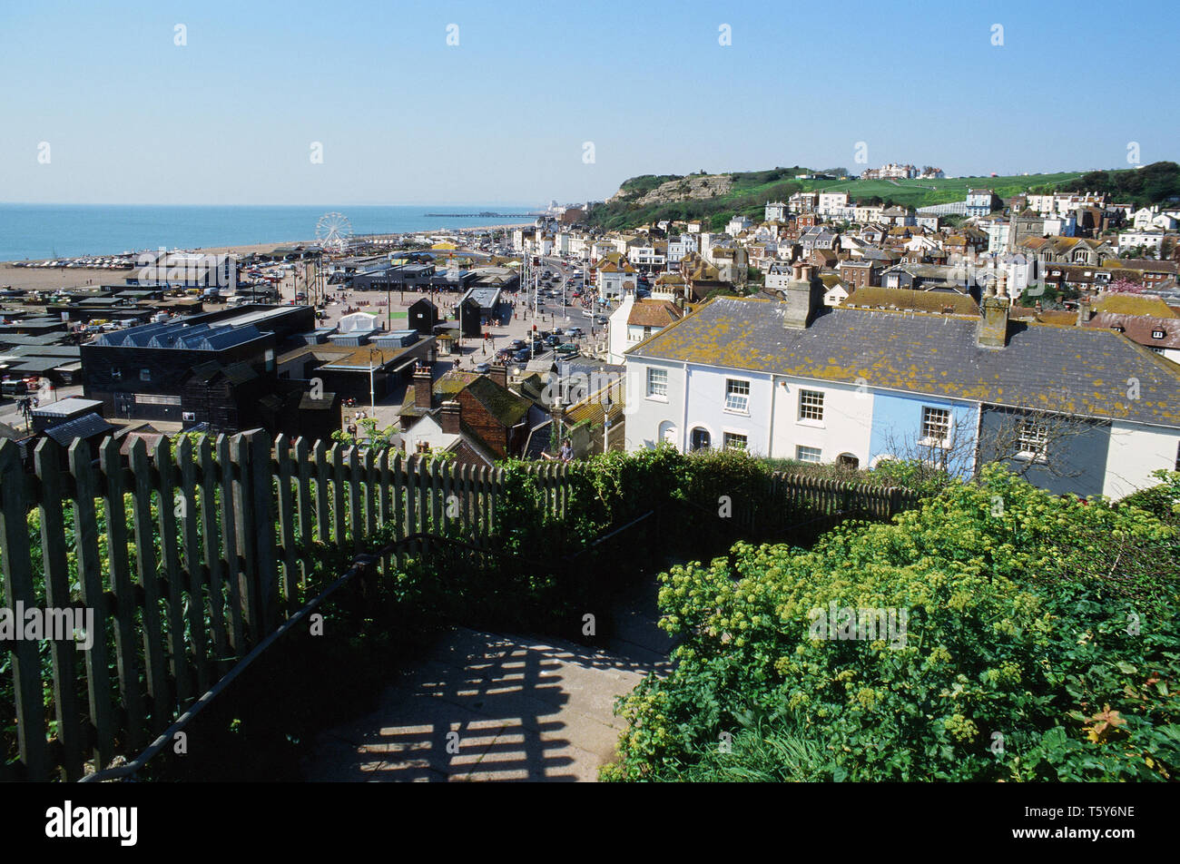 El antiguo puerto de Hastings, East Sussex, en la costa sur de Bretaña, visto desde East Hill Foto de stock