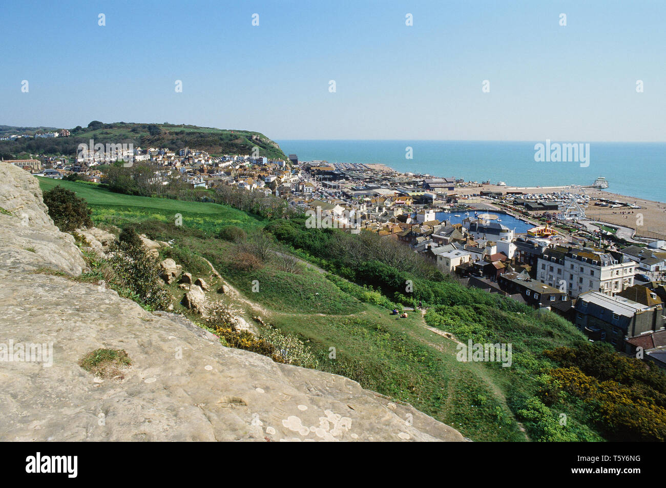 Ciudad vieja de Hastings y el Stade, visto desde West Hill, en la costa de East Sussex, UK Foto de stock