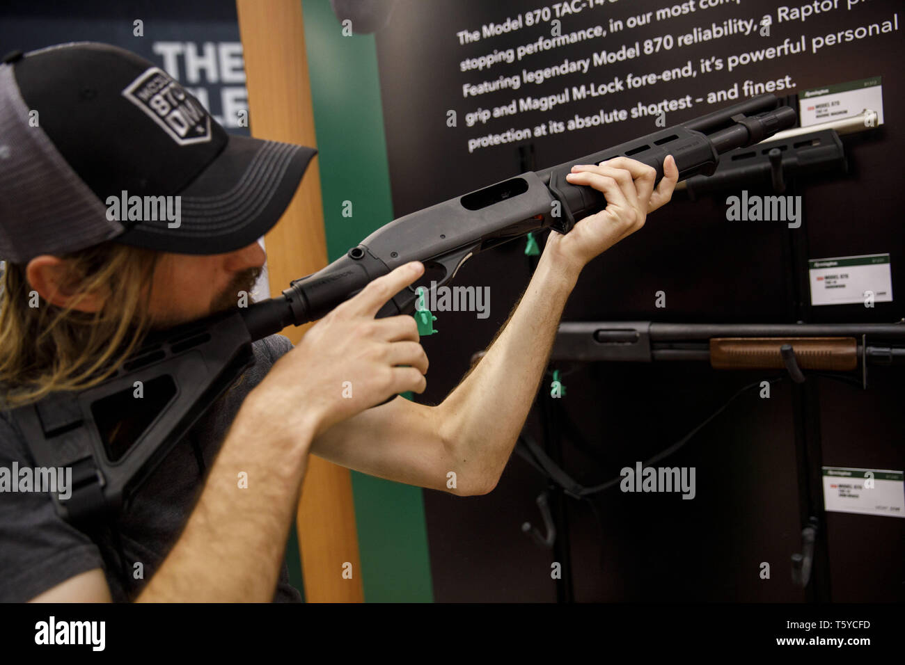 Remington escopeta calibre 12 cajas de Shell, Walmart Descuento Department  Store, EE.UU Fotografía de stock - Alamy