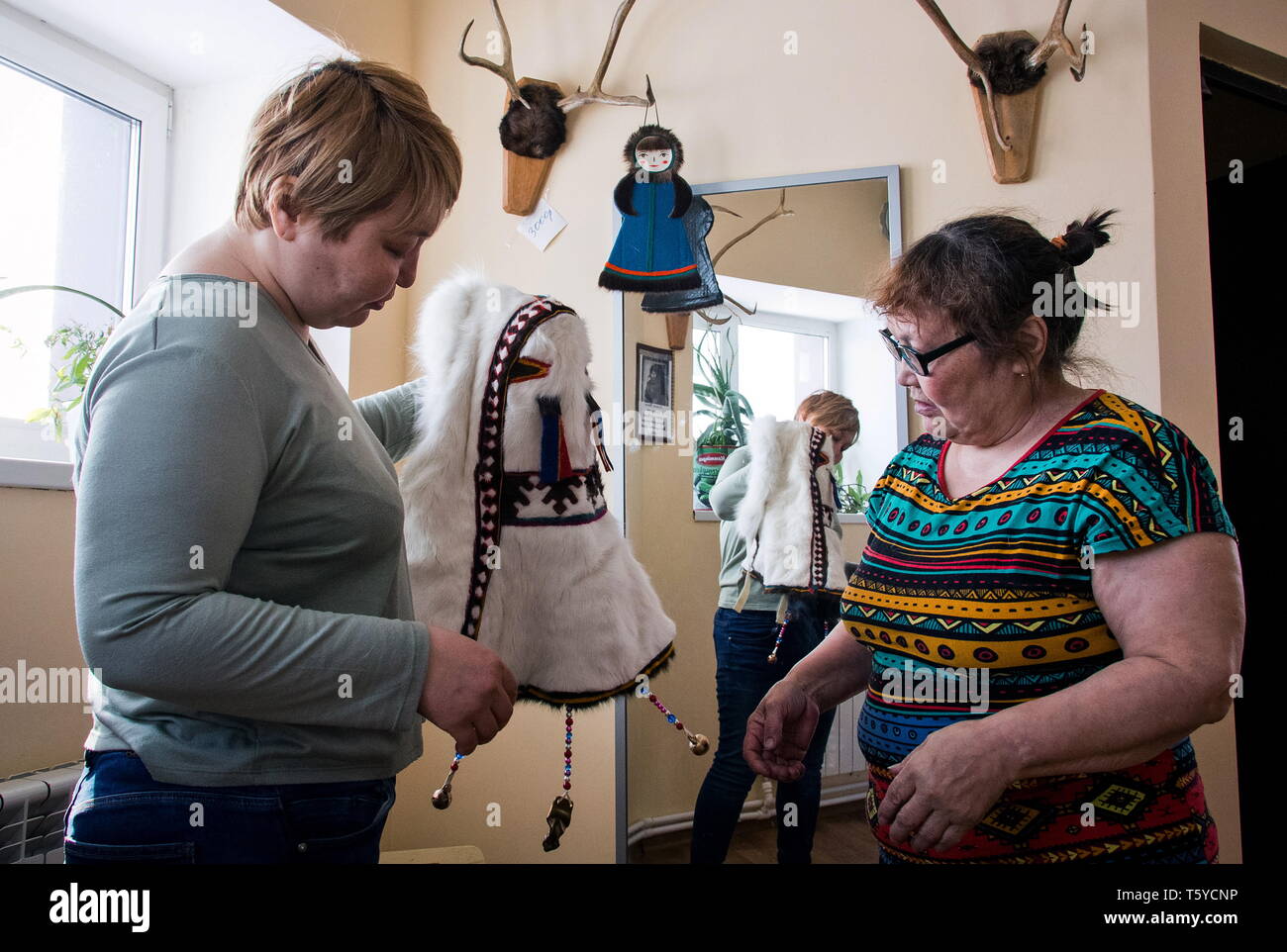 Rusia. 27 abr, 2019. Zona Autónoma nenet, Rusia - Abril 27, 2019: Artesanas Anisia y Lilia Tabarei Temboiko en el trabajo en la casa de artes y oficios en la aldea de Krasnoie, Zapolyarny Distrito. El nombre 'temboiko' en los nenet idioma significa una cadena o un hilo conectando generaciones y la transmisión de las tradiciones. Sergei Malgavko/TASS Crédito: Agencia de Noticias ITAR-TASS/Alamy Live News Foto de stock