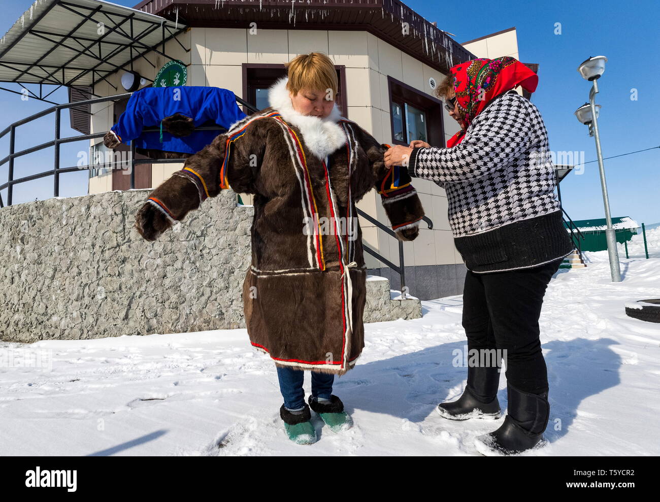Rusia. 27 abr, 2019. Zona Autónoma nenet, Rusia - Abril 27, 2019: Artesanas Anisia y Lilia Tabarei Temboiko en la casa de artes y oficios en la aldea de Krasnoie, Zapolyarny Distrito. El nombre 'temboiko' en los nenet idioma significa una cadena o un hilo conectando generaciones y la transmisión de las tradiciones. Sergei Malgavko/TASS Crédito: Agencia de Noticias ITAR-TASS/Alamy Live News Foto de stock