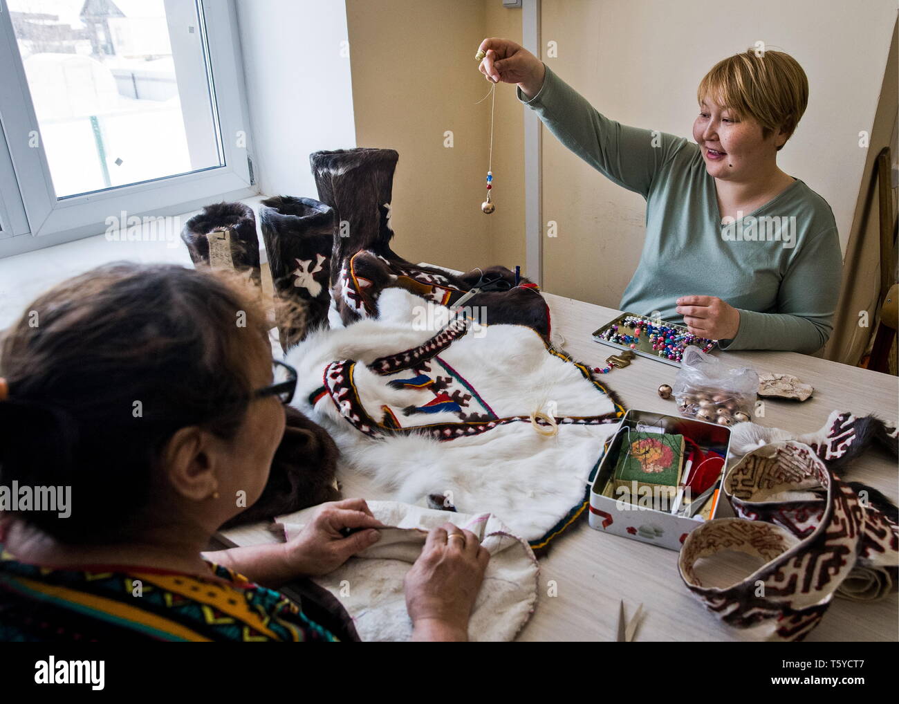 Rusia. 27 abr, 2019. Zona Autónoma nenet, Rusia - Abril 27, 2019: Artesanas Anisia y Lilia Tabarei Temboiko en el trabajo en la casa de artes y oficios en la aldea de Krasnoie, Zapolyarny Distrito. El nombre 'temboiko' en los nenet idioma significa una cadena o un hilo conectando generaciones y la transmisión de las tradiciones. Sergei Malgavko/TASS Crédito: Agencia de Noticias ITAR-TASS/Alamy Live News Foto de stock