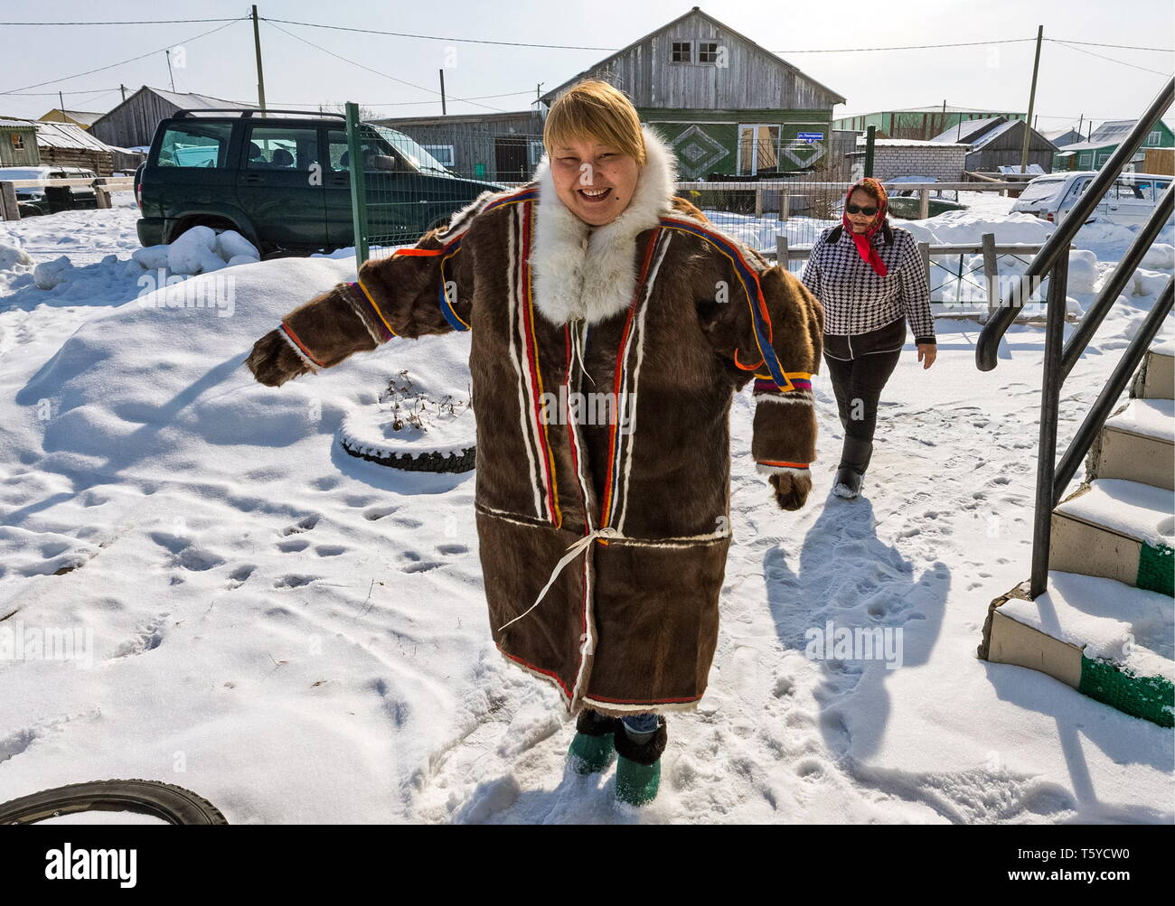 Rusia. 27 abr, 2019. Zona Autónoma nenet, Rusia - Abril 27, 2019: Artesanas Anisia y Lilia Tabarei Temboiko en la casa de artes y oficios en la aldea de Krasnoie, Zapolyarny Distrito. El nombre 'temboiko' en los nenet idioma significa una cadena o un hilo conectando generaciones y la transmisión de las tradiciones. Sergei Malgavko/TASS Crédito: Agencia de Noticias ITAR-TASS/Alamy Live News Foto de stock
