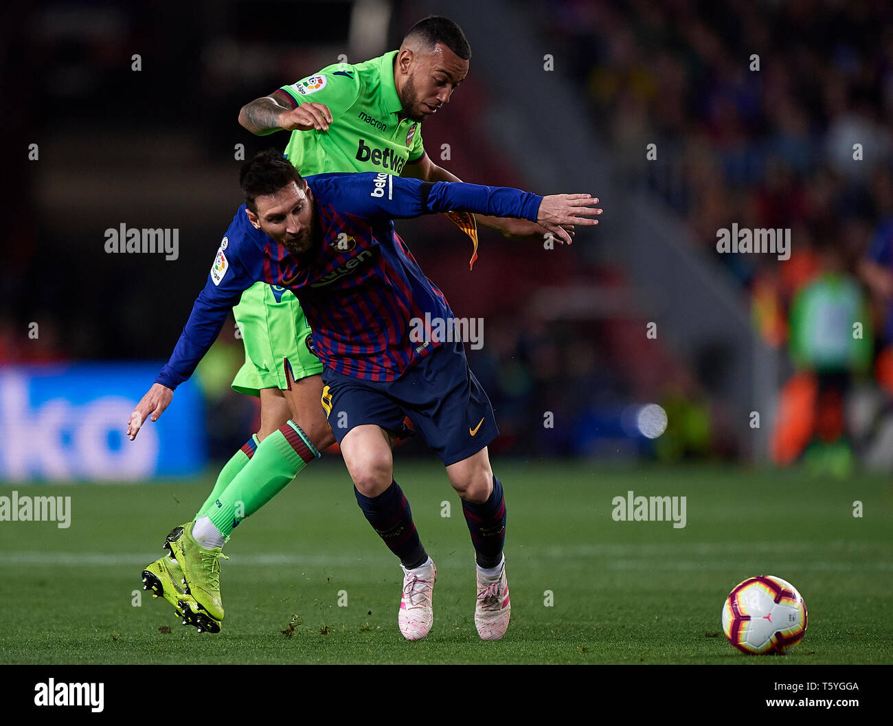 Barcelona, España. 27 abr, 2019. Fútbol: Liga Santander 2018/19 : Lionel Messi (L) de Barcelona compite el balón Ruben Vezo de durante la Primera División española 'Liga Santander (española)"