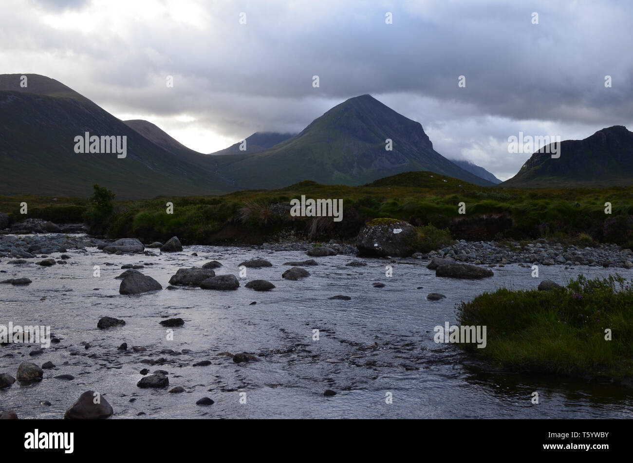 Páramos, boglands, turberas, valles y colinas en la isla de Skye, Escocia Foto de stock