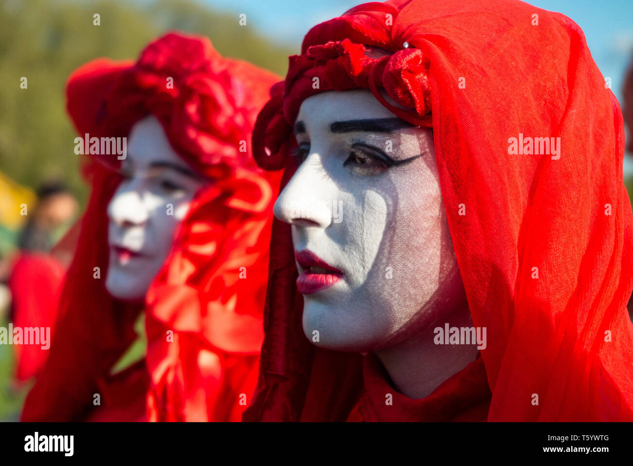 Activistas ambientalistas de la Brigada Roja vestidos como lágrimas de sangre representando las lágrimas de la Tierra - Ceremonia de Clausura de la Protesta de la Rebelión de Extinción Foto de stock
