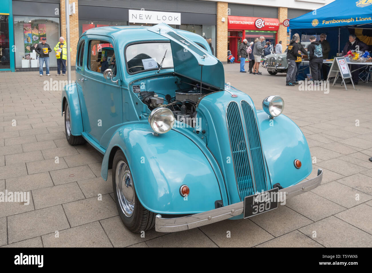 Blue 1952 Ford Anglia coche clásico en la pantalla del Farnborough Classic Car Show durante el mes de abril de 2019, Hampshire, Reino Unido Foto de stock