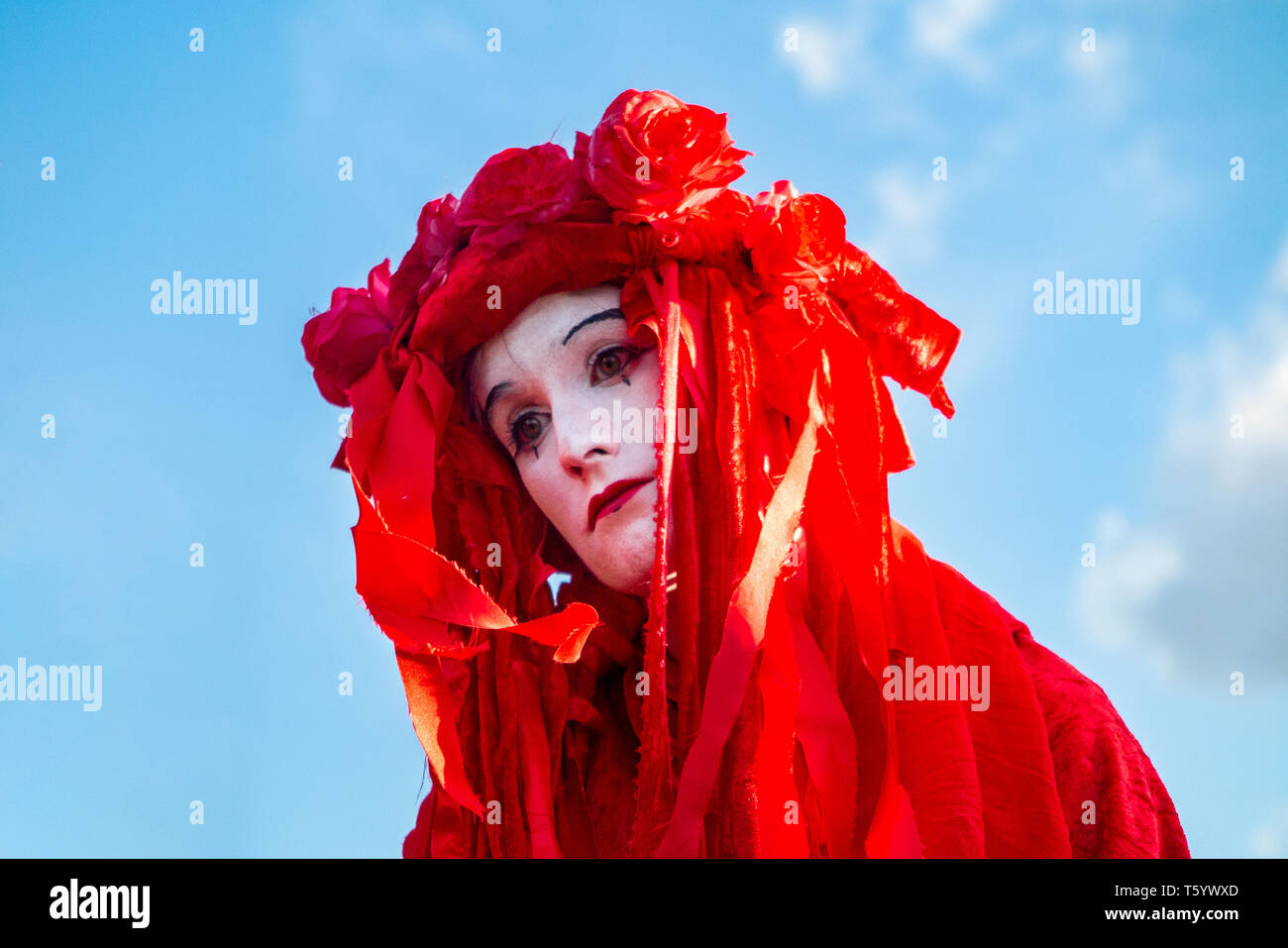 Activistas ambientalistas de la Brigada Roja vestidos como lágrimas de sangre representando las lágrimas de la Tierra - Ceremonia de Clausura de la Protesta de la Rebelión de Extinción Foto de stock