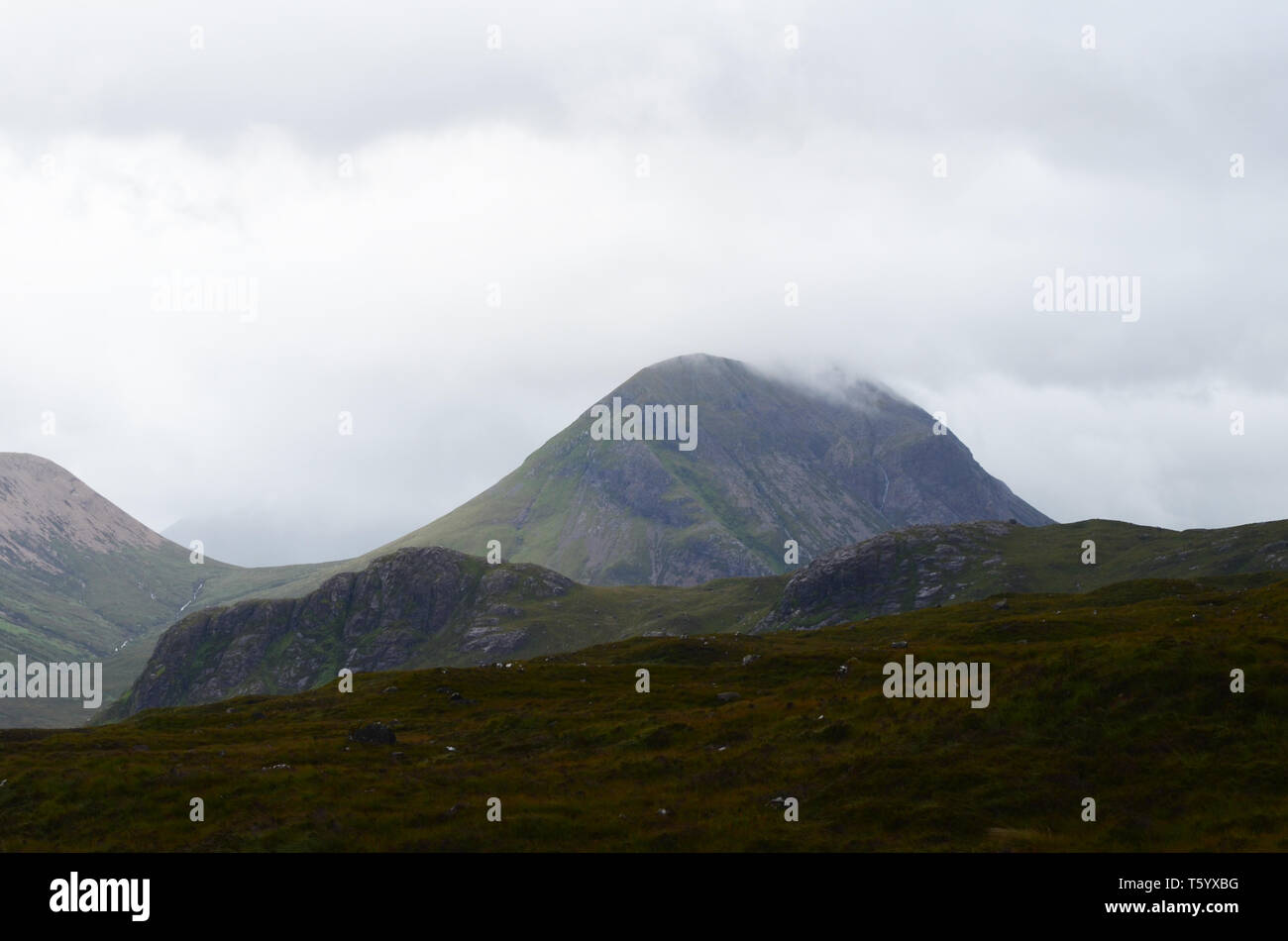 Páramos, boglands, turberas, valles y colinas en la isla de Skye, Escocia Foto de stock
