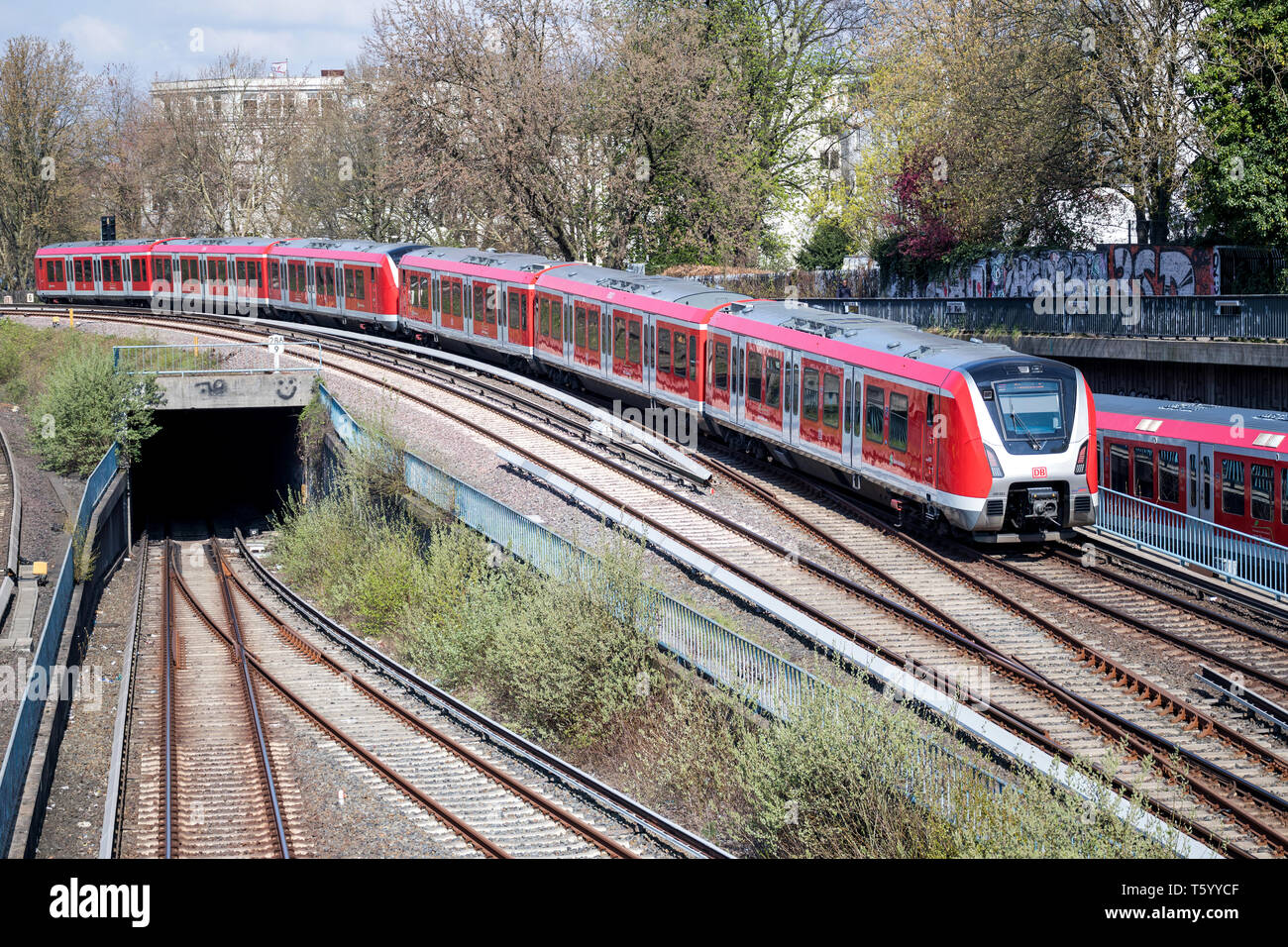 490 clase del tren S-Bahn de Hamburgo, rapid Mass Transit Railway en red en la región metropolitana de Hamburgo. Foto de stock