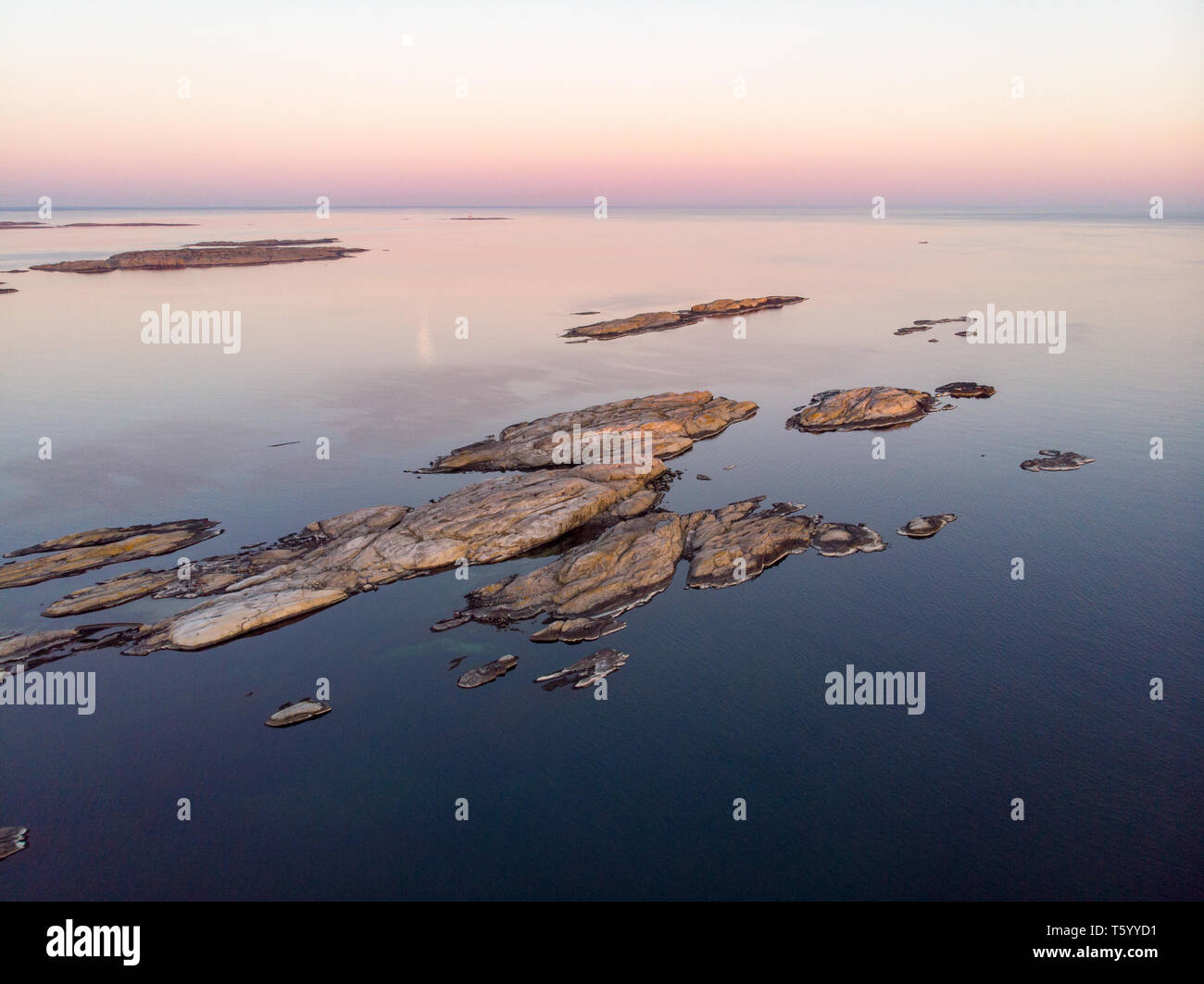 "El fin del mundo' rocas desde un avión no tripulado en Tjøme, Noruega Foto de stock