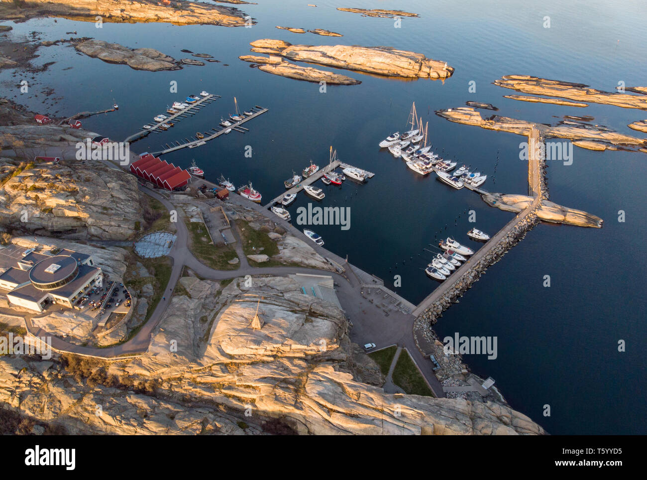 "El fin del mundo' rocks, visitante centrum y puerto de yates, desde un avión no tripulado en Tjøme, Noruega Foto de stock