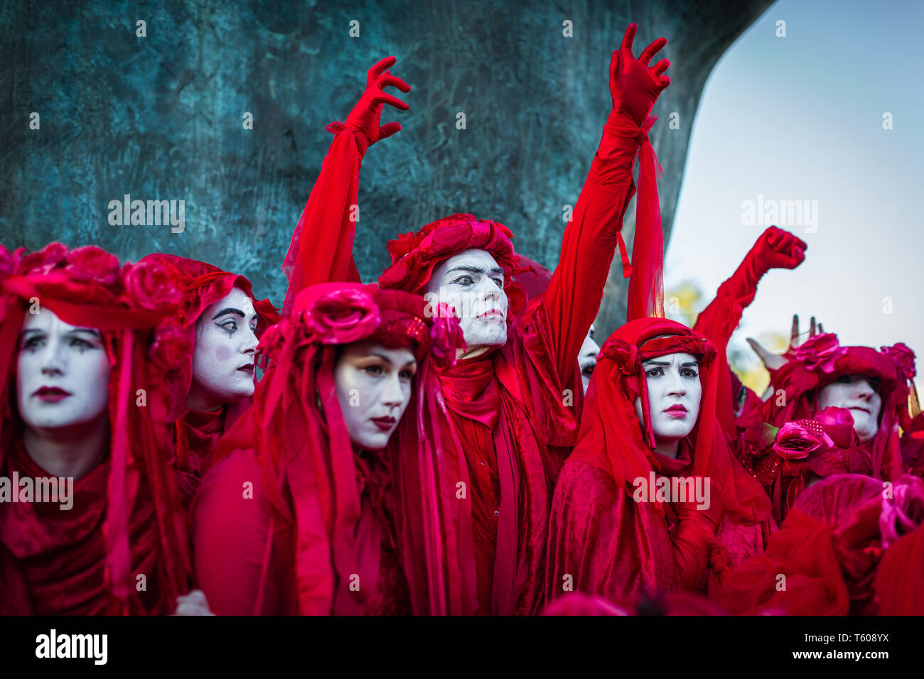 Grupo activista ambiental rebelión de extinción, las Brigadas Rojas visto protestando en Marble Arch el 25 de abril de 2019 en Londres Foto de stock