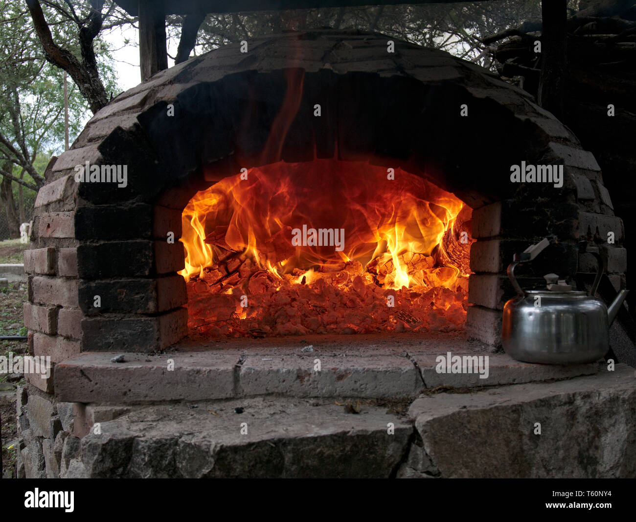 Un horno de barro y ladrillo en la campiña cerca de Río Ceballos, Córdoba,  Argentina Fotografía de stock - Alamy