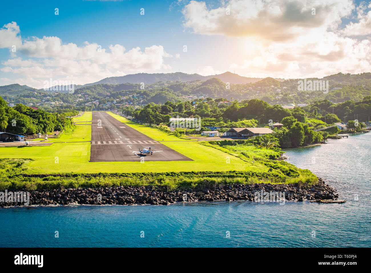 Paisaje con pista de Santa Lucia, el Caribe Foto de stock