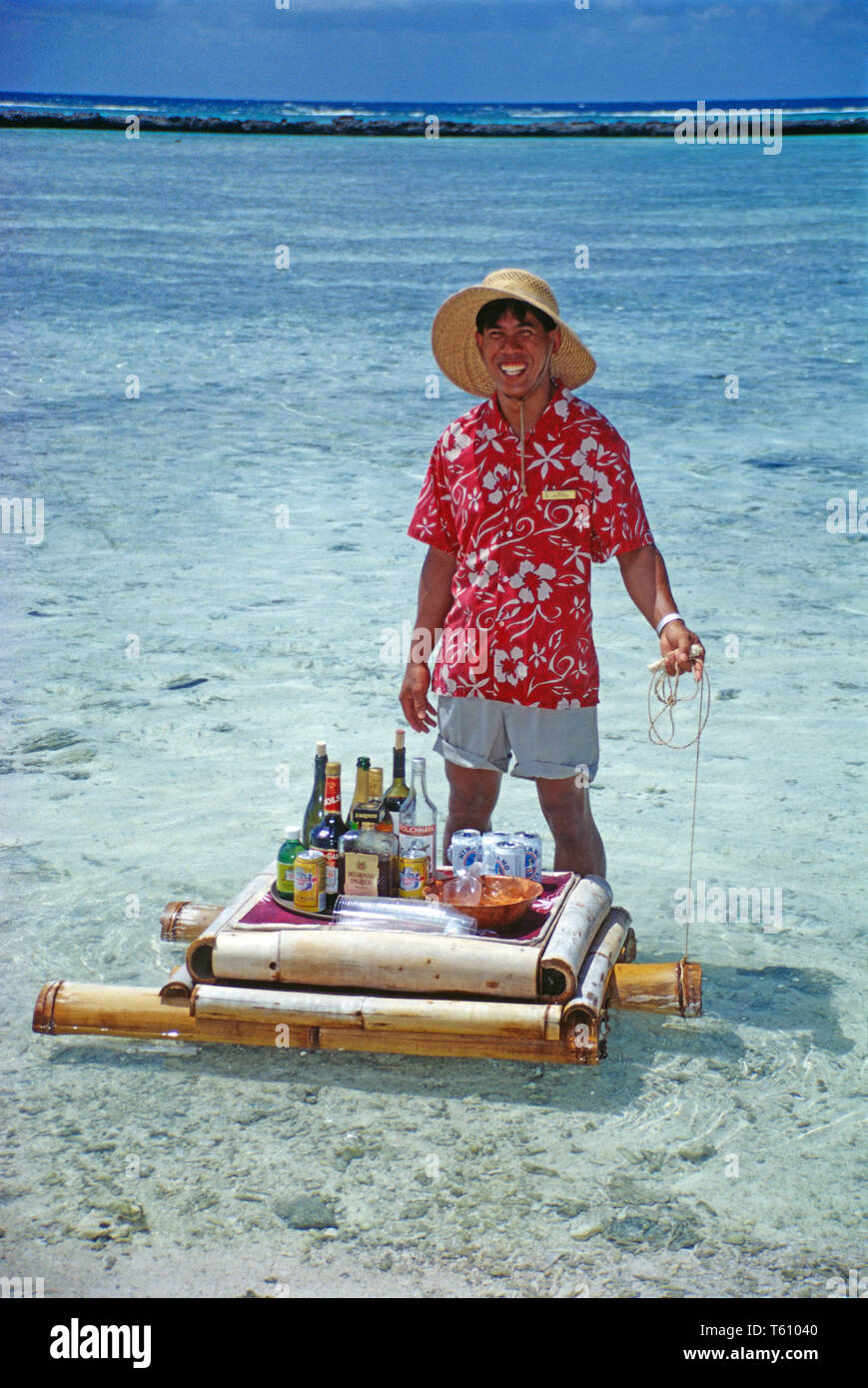 Tahití. Hombre local. Vendedor de bebidas en la playa. Foto de stock