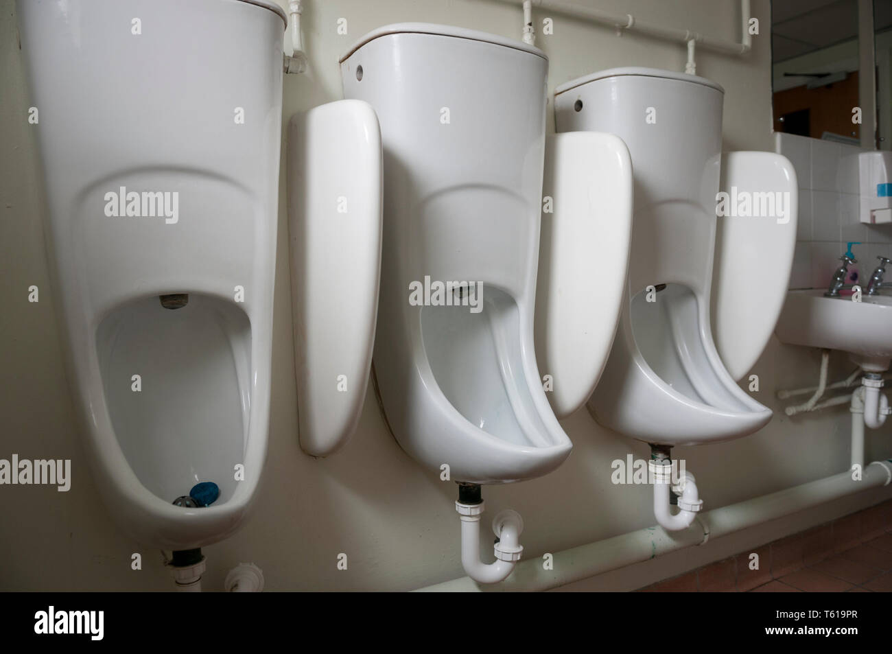 Los urinarios en un edificio de oficinas. Foto de stock